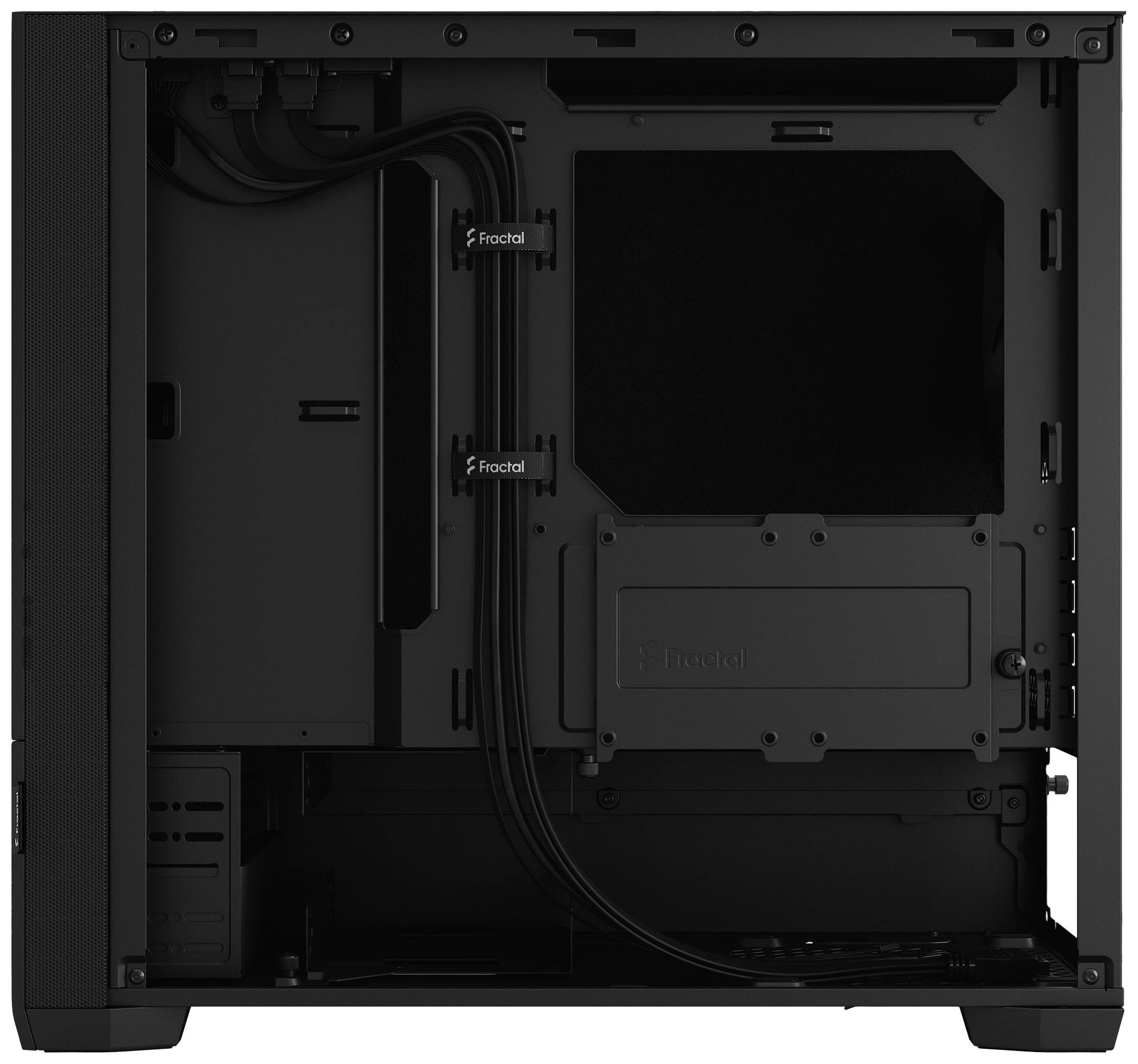Čierna počítačová skrinka s otvorenou bočnou stenou, ktorá zobrazuje manažment káblov a montážne šachty vo vnútri bez nainštalovaných komponentov.