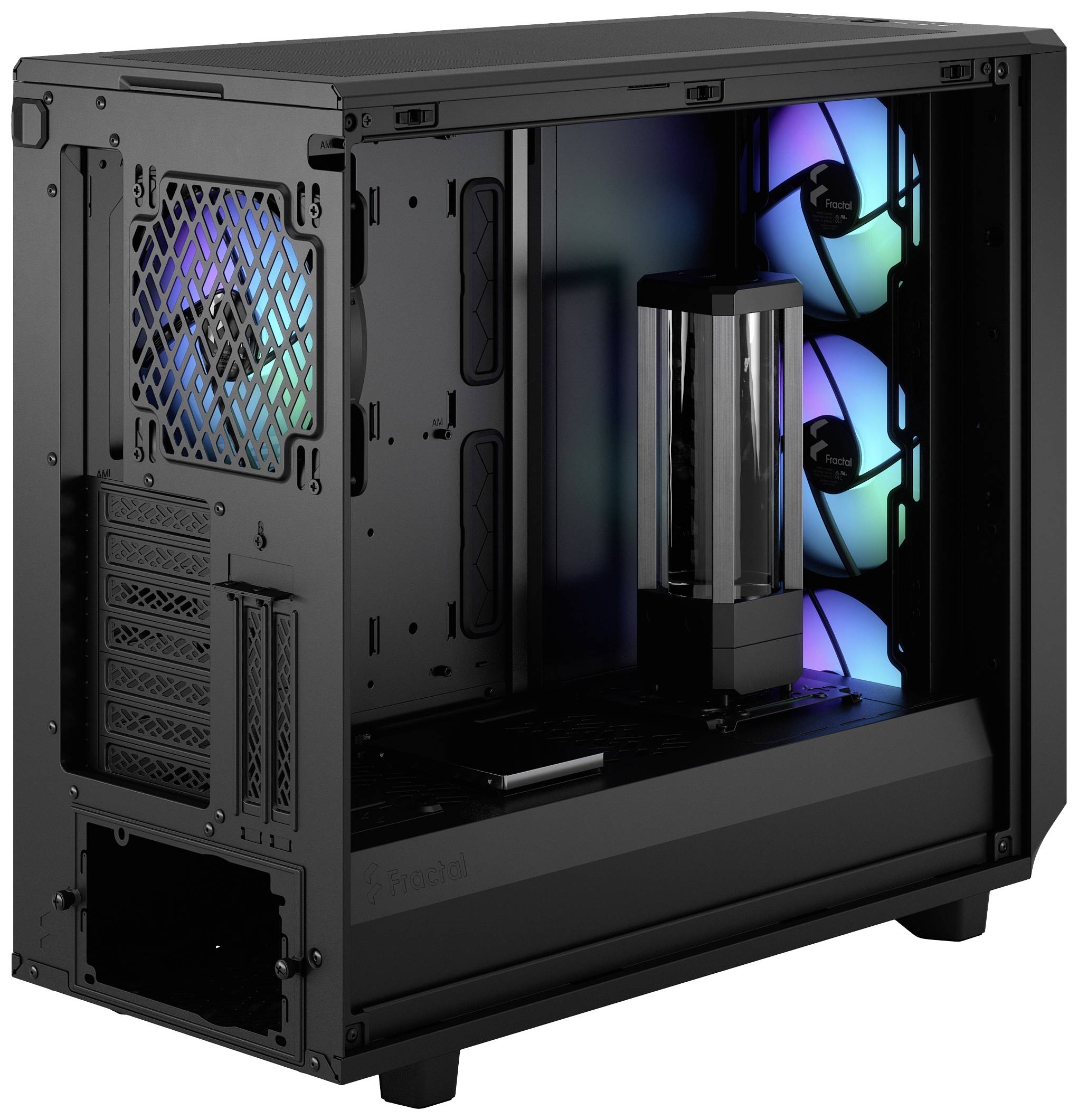 Otvorená počítačová skrinka s troma podsvietenými ventilátormi a nádobou na vodu na chladenie odhaľuje vnútorný priestor a rozloženie komponentov.