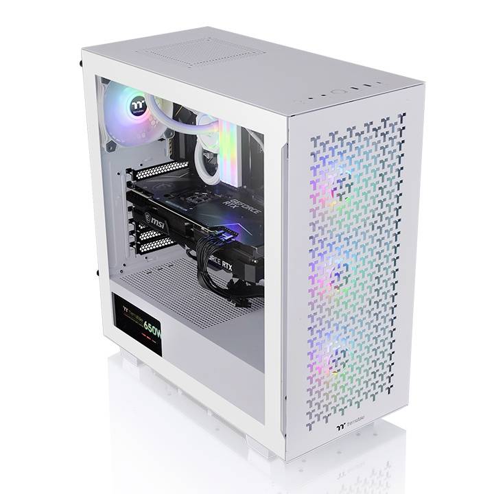 Biely počítačový tower s priehľadným bočným panelom odhaľuje komponenty s RGB podsvietením a výkonné grafickú kartu.