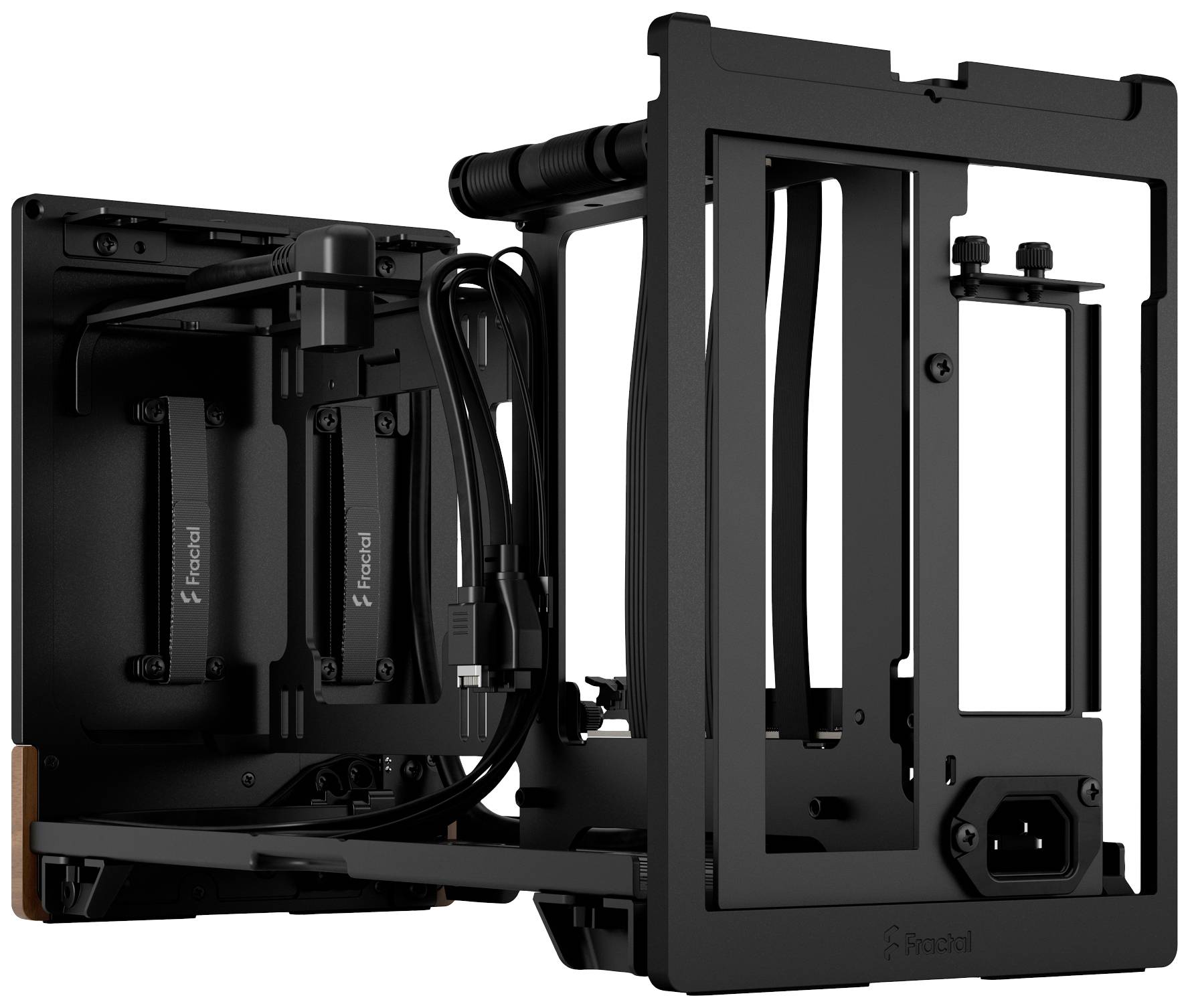 Otvorená PC skrinka s viditeľnými káblami, ventilátormi a držiakmi. Rám z čierneho kovu. Vhodná pre zostavenie vlastného počítača.
