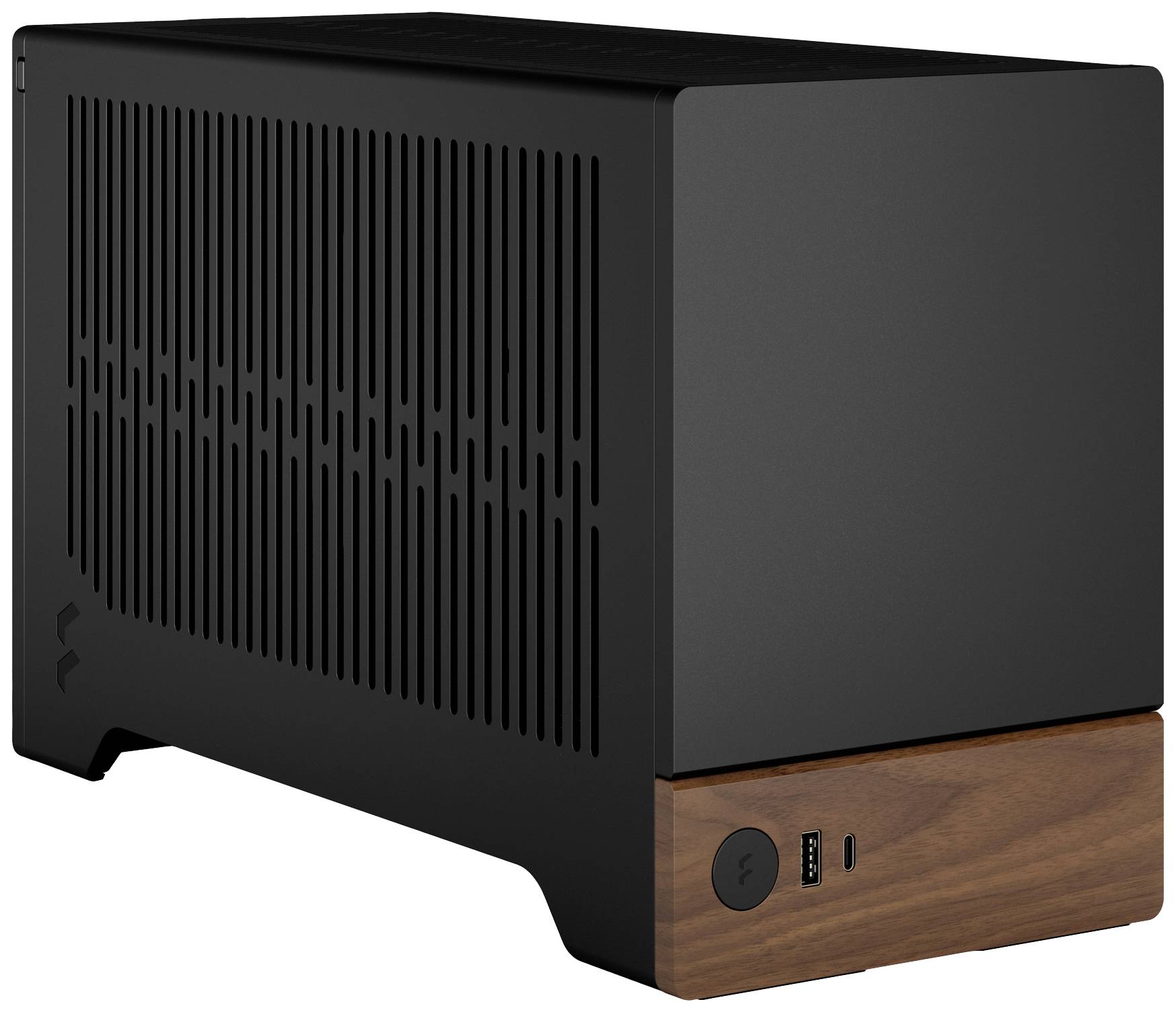 Počítačová skrinka v čiernej farbe s drevenými detailmi, viditeľné ventilačné otvory na boku, USB a audio vstupy na prednej strane.
