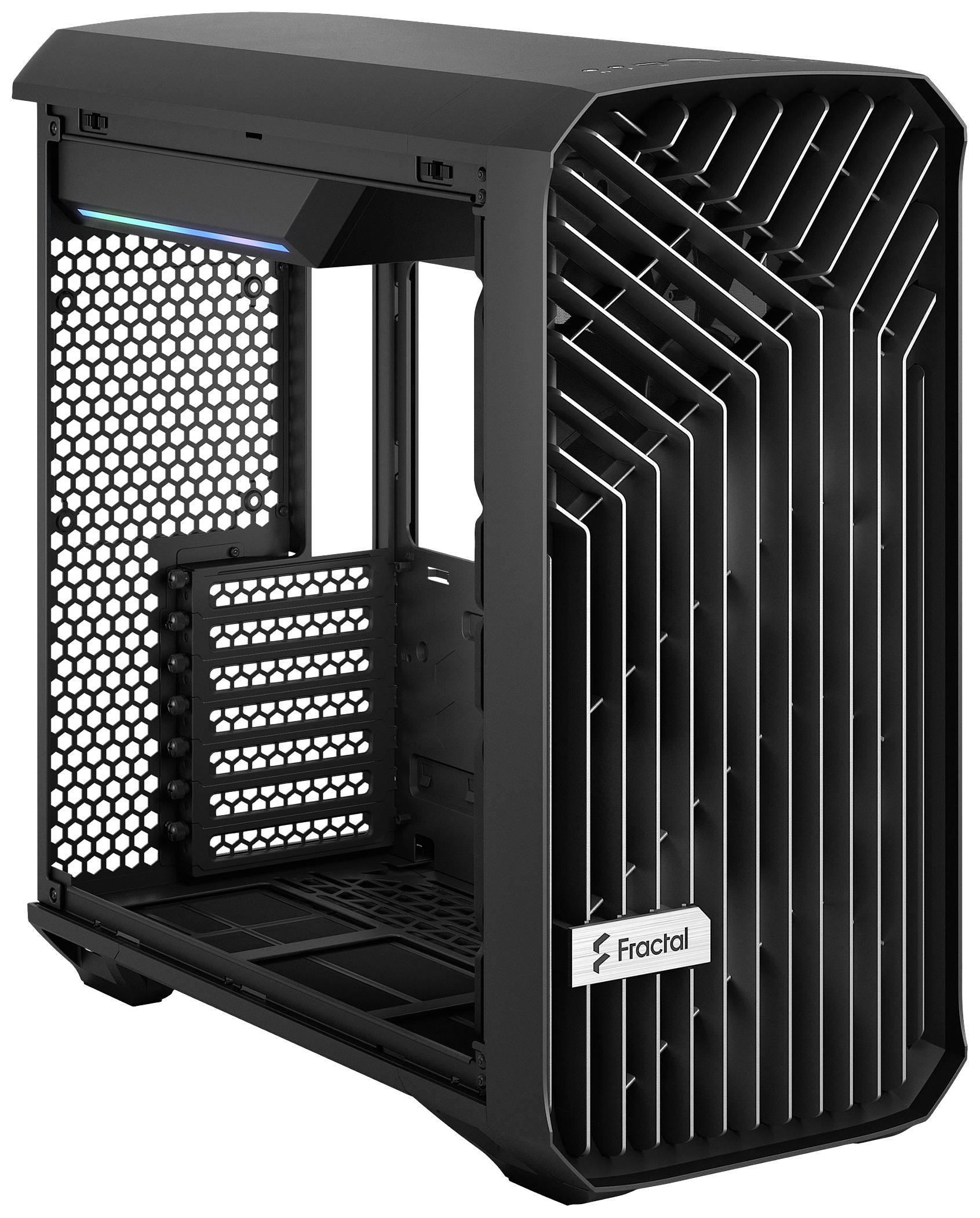 Čierna PC skrinka s otvoreným vnútorným priestorom a výrazným líniovým vzorom na prednej strane. Logo 'Fractal' v spodnej pravej časti prednej strany.