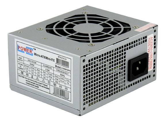 Sivo-biely počítačový zdroj s ventilátorom a konektorom. Nálepka zobrazuje technické špecifikácie, model 'Micro-ATX/Mini-ITX'.