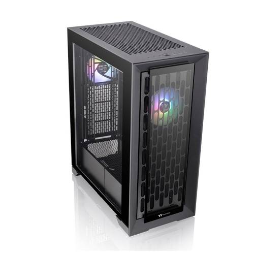 Čierna počítačová skrinka so sklenenou bočnou stenou zobrazuje vnútorne osvetlený ventilátor s RGB podsvietením. Moderný dizajn s vetracími otvormi vpredu.