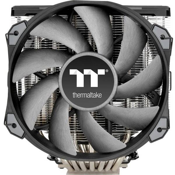 Veľký chladič CPU s šedými listami ventilátora a nápisom 'thermaltake' na prednej strane, prezentuje priemyselný dizajn.