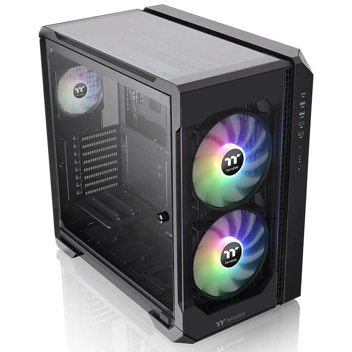 Čierna počítačová skrinka so skleneným oknom odhaľuje dva svetelné ventilátory na prednej strane. Ventilátory sú vybavené RGB osvetlením.