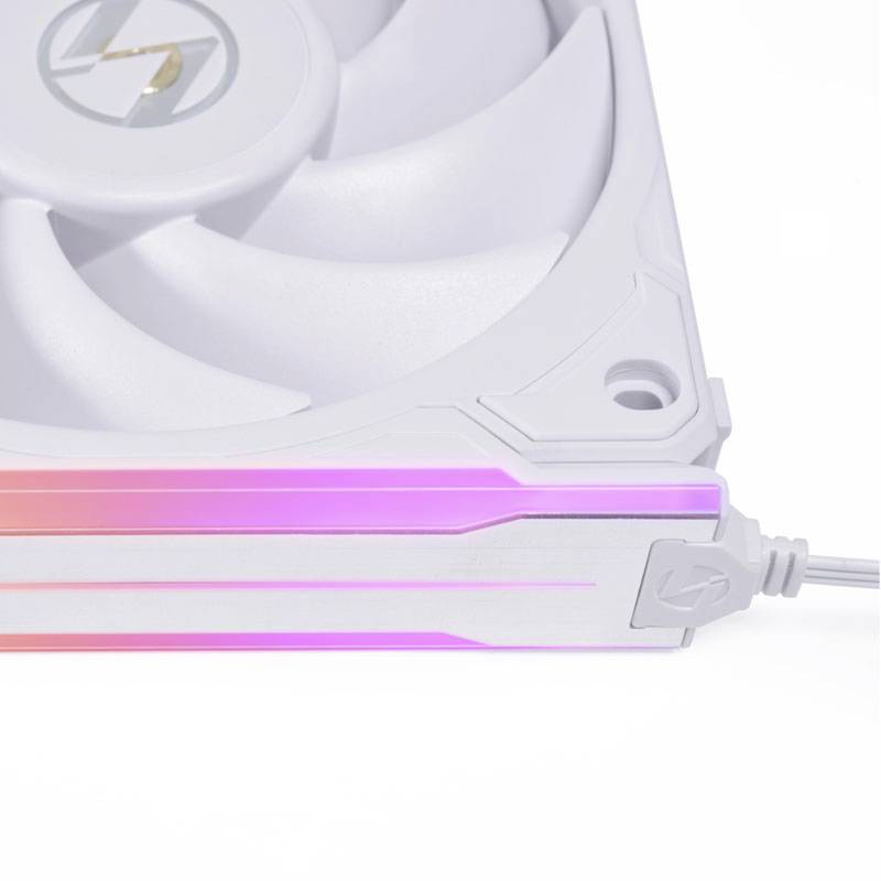 Biely počítačový ventilátor s RGB podsvietením na hornej strane, červené a fialové svetlo. Kábel pripojený vpravo na obrázku.