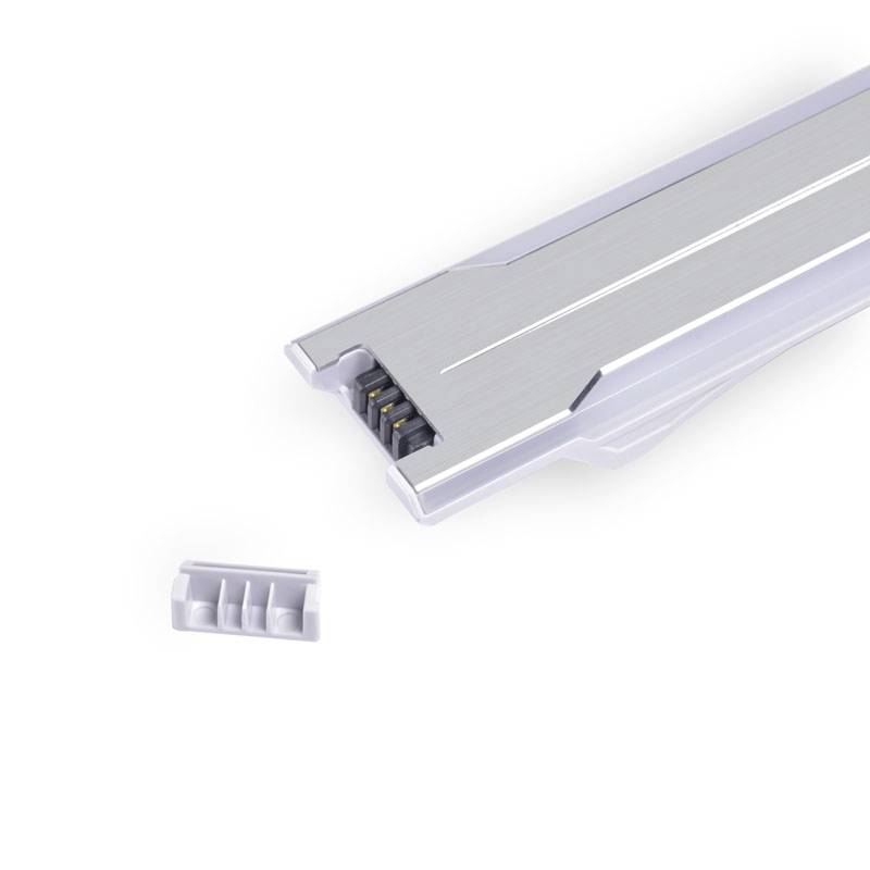 Strieborný USB flash disk s odnímateľným uzáverom a viditelnými kontaktmi, zobrazený na bielom pozadí.