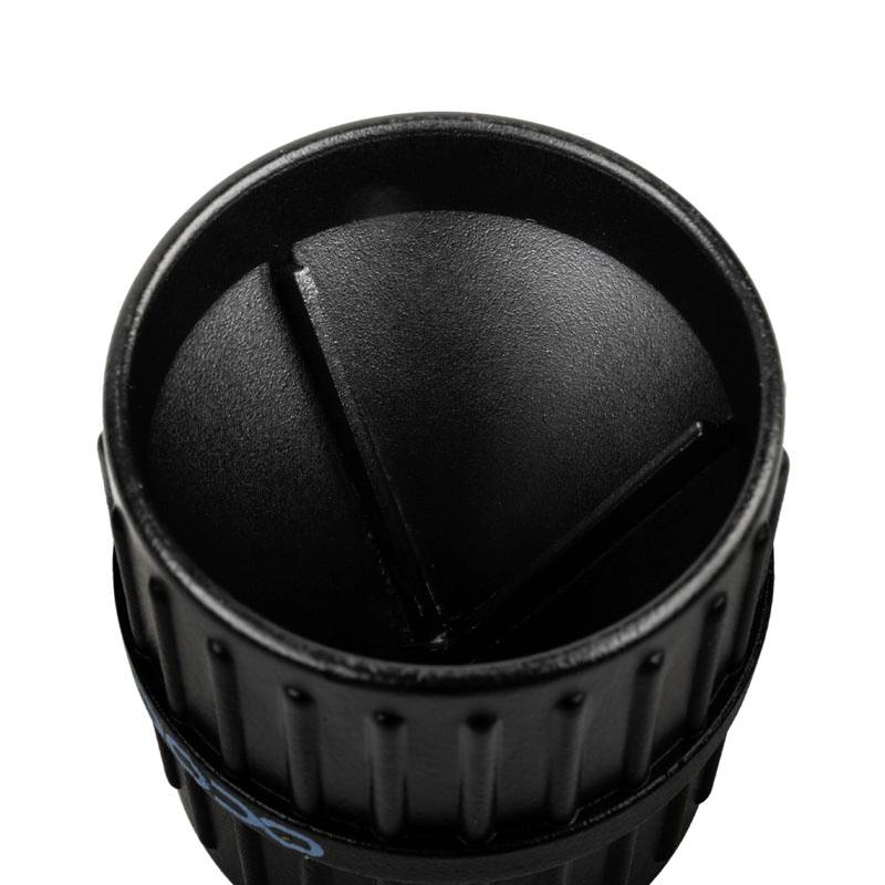 Guľatý čierny objekt s drážkami a vnútornými súčasťami, pravdepodobne technická alebo mechanická súčiastka.