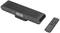 Čierna soundbar s diaľkovým ovládačom, vhodná pre domáce kino alebo prezentácie, vykazuje minimalistický dizajn a funkčné tlačidlá.