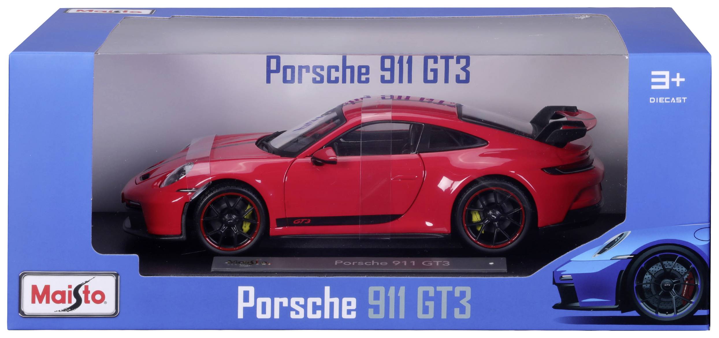 Červené modelové autíčko Porsche 911 GT3 v modrom obale. Pohľad zboku spredu, so zobrazením detailov ako je spojler a disky kolies.
