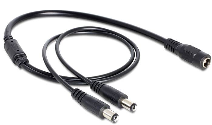 ČiernY Y-kábel s jedným samičkovým a dvoma samčekovými konektormi, vhodný na rozdelenie audio- alebo napájacích pripojení.