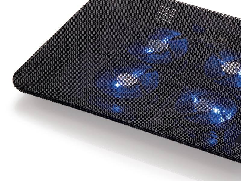 Chladiaca podložka pod laptop so štyrmi jasne modrými ventilátormi pod čiernou mriežkou, navrhnutá na zlepšenie cirkulácie vzduchu.