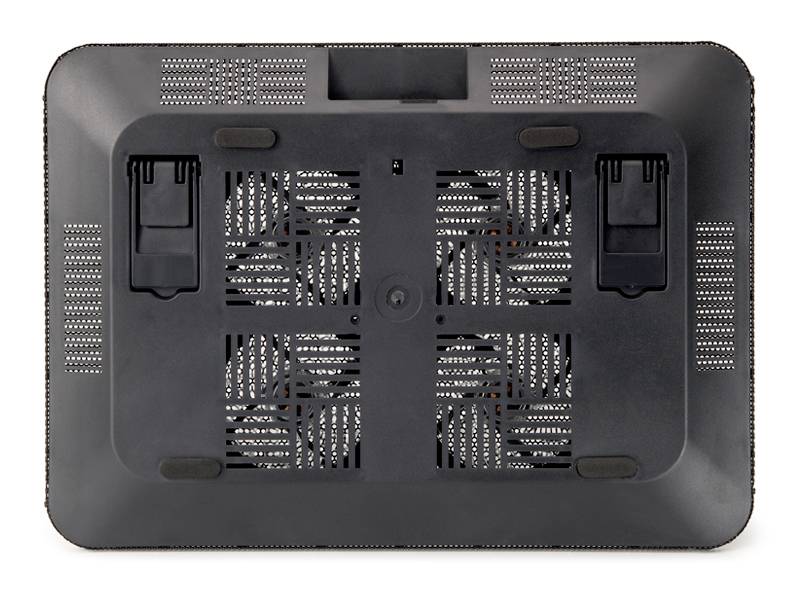 Čierny stojan na chladenie laptopa s dvoma zabudovanými ventilátormi a nastaviteľnými sklopnými nohami, pohľad zospodu.