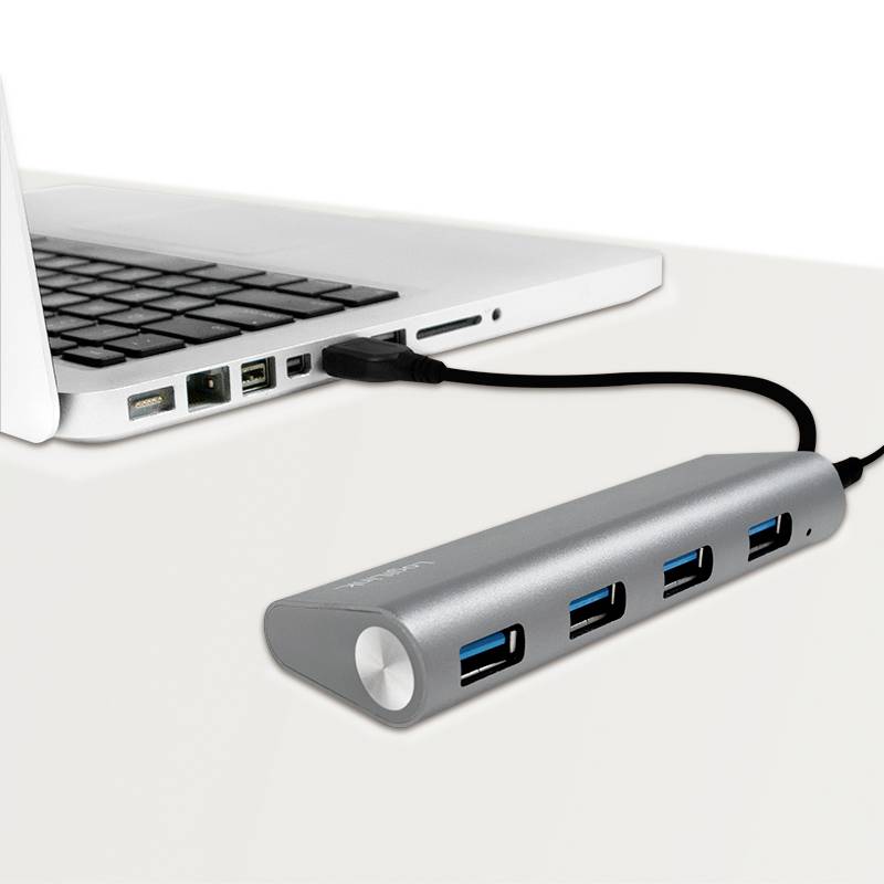 USB hub so štyrmi portami je pripojený k laptopvu, rozširuje možnosti pripojenia a uľahčuje prístup.