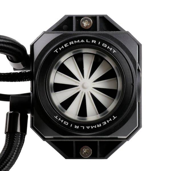 Čierny, osemhranný počítačový ventilátor s nápisom 'THERMALRIGHT' na prednej strane a štíhlymi listami vrtule.