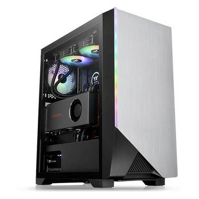 Moderný stolový počítač s RGB podsvietením vo vnútri skrine. Viditeľné ventilátory a grafická karta.
