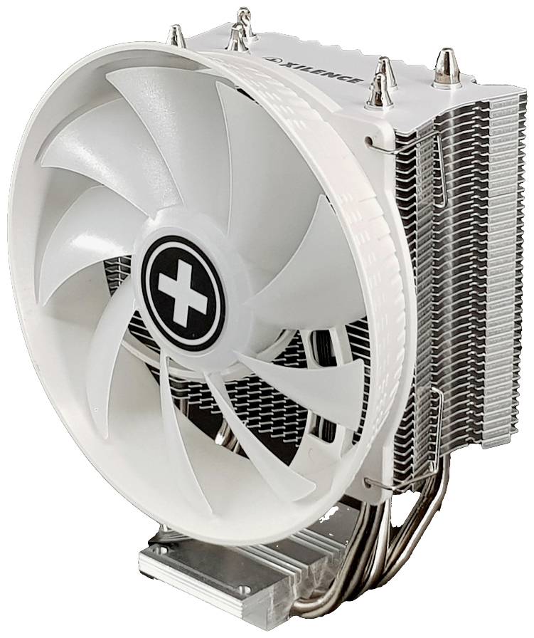 Biely počítačový chladič s veľkým ventilátorom a kovovými chladiacimi rebrami, navrhnutý na odvádzanie tepla v počítačových skrinkách.