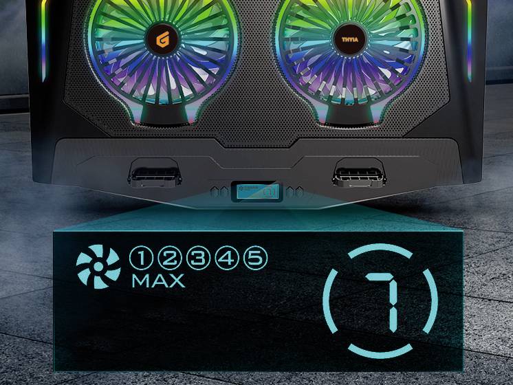 Laptop s podsvietenými ventilátormi a digitálnym displejom, ktorý zobrazuje stupeň chladenia „MAX" a číslo „7" na sivej podlahe.