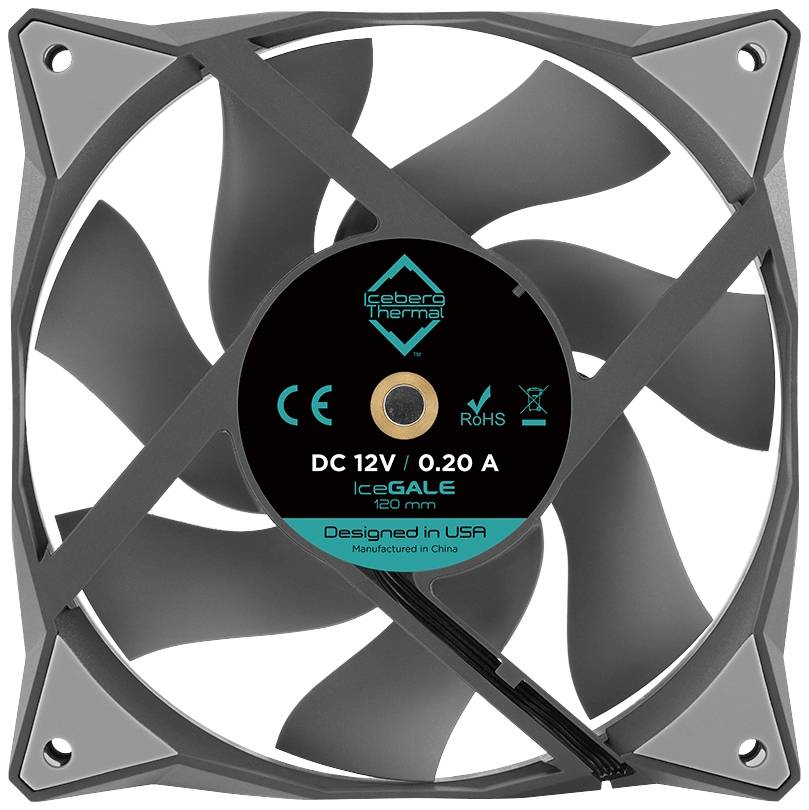 Počítačový ventilátor s čiernym krytom. Potlač: 'DC 12V / 0,20 A, IceGALE 120 mm, Navrhnuté v USA, Vyrobené v Číne'.