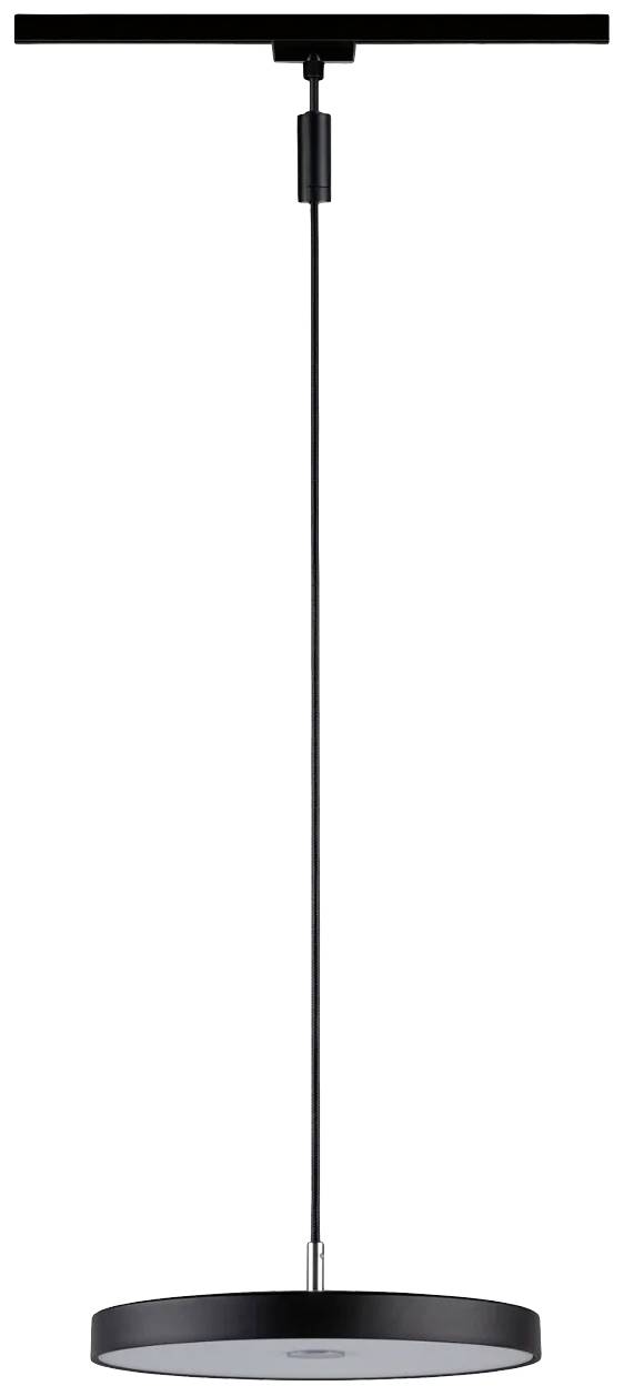 Moderná, čierna závesná lampa s okrúhlym tienidlom a štíhlym káblom zavesená zo stropu.