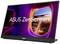 Na prenosnom monitore ASUS ZenScreen je zobrazené letecké okno s pohľadom na osvetlenú nočnú mestskú krajinu.