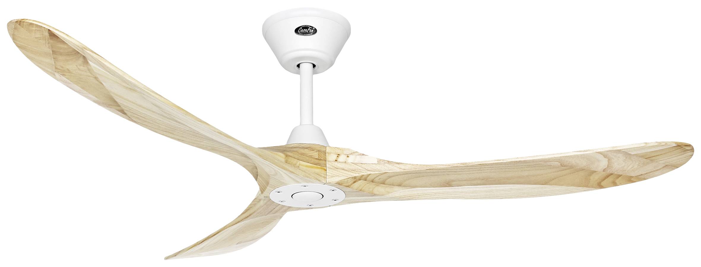 Stropný ventilátor z dreva s troma zakrivený mi krídlami a bielym krytom, vhodný do moderných obytných priestorov.