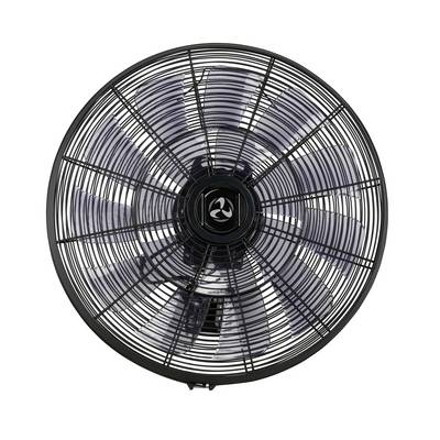 Veľký čierny ventilátor s kovovým kruhovým ochranným krytom.