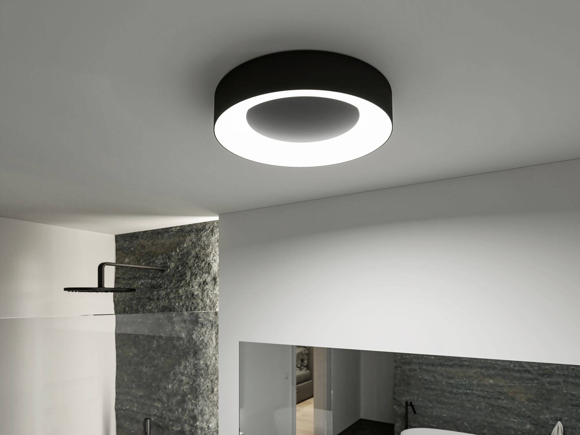 Moderné stropné svietidlo v kúpeľni. Lampa je okrúhla a čierna a zabezpečuje rovnomerné osvetlenie priestoru.