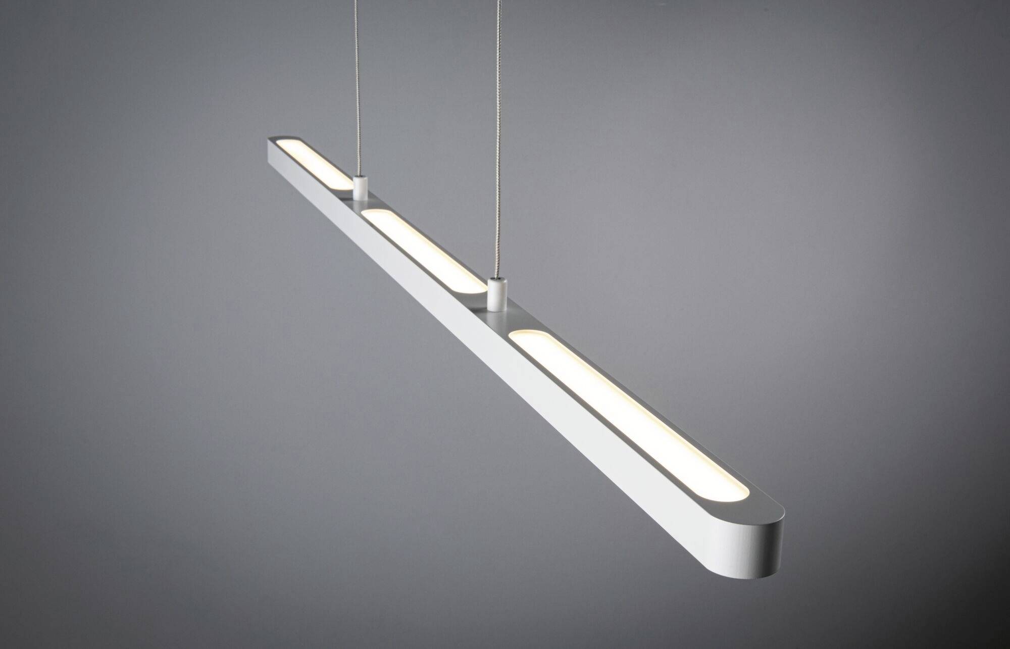 Moderná, minimalistická závesná lampa s tromi obdĺžnikovými svetelnými zdrojmi integrovanými v štíhlom striebornom kovovom ráme.