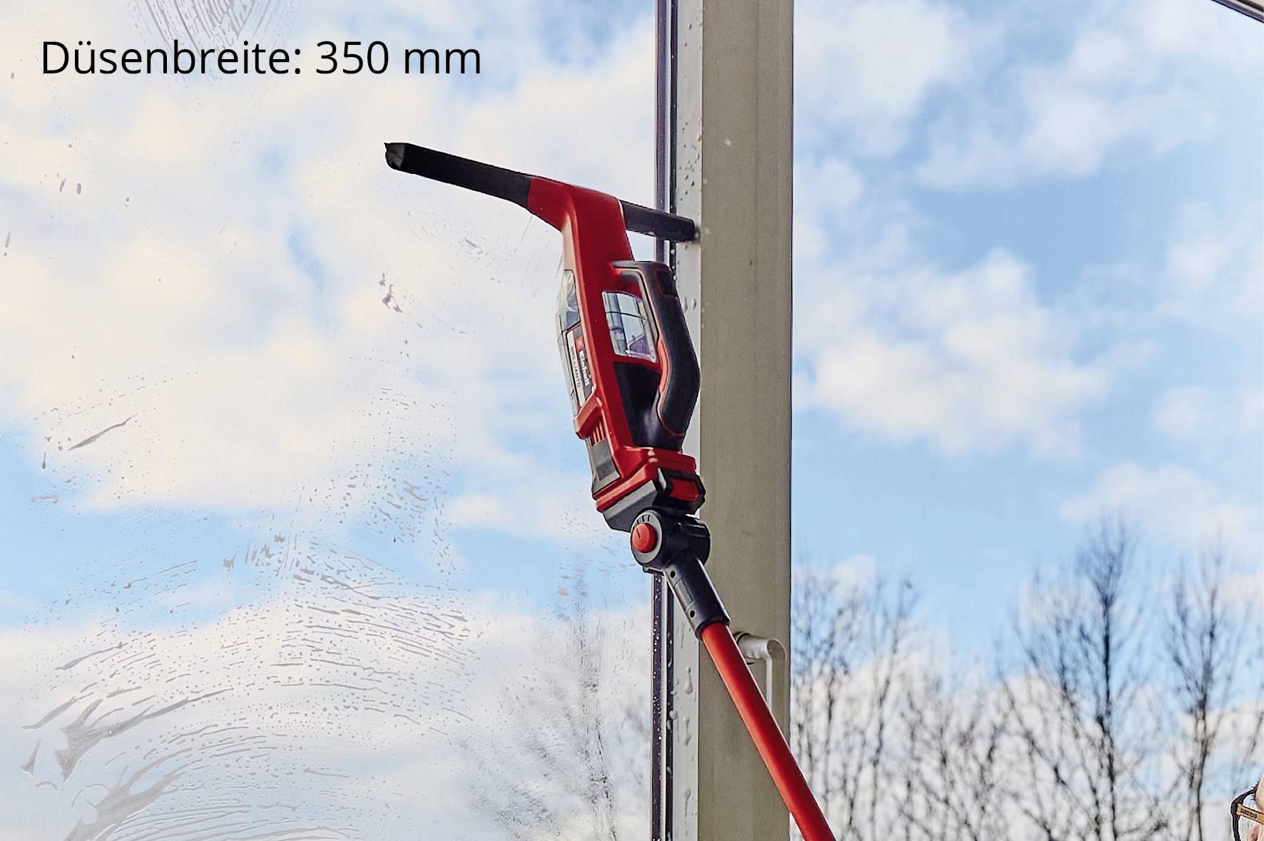 Červený čistič okien uťahuje okno, obloha je zamračená. Text na obrázku: 'Šírka trysky: 350 mm'.