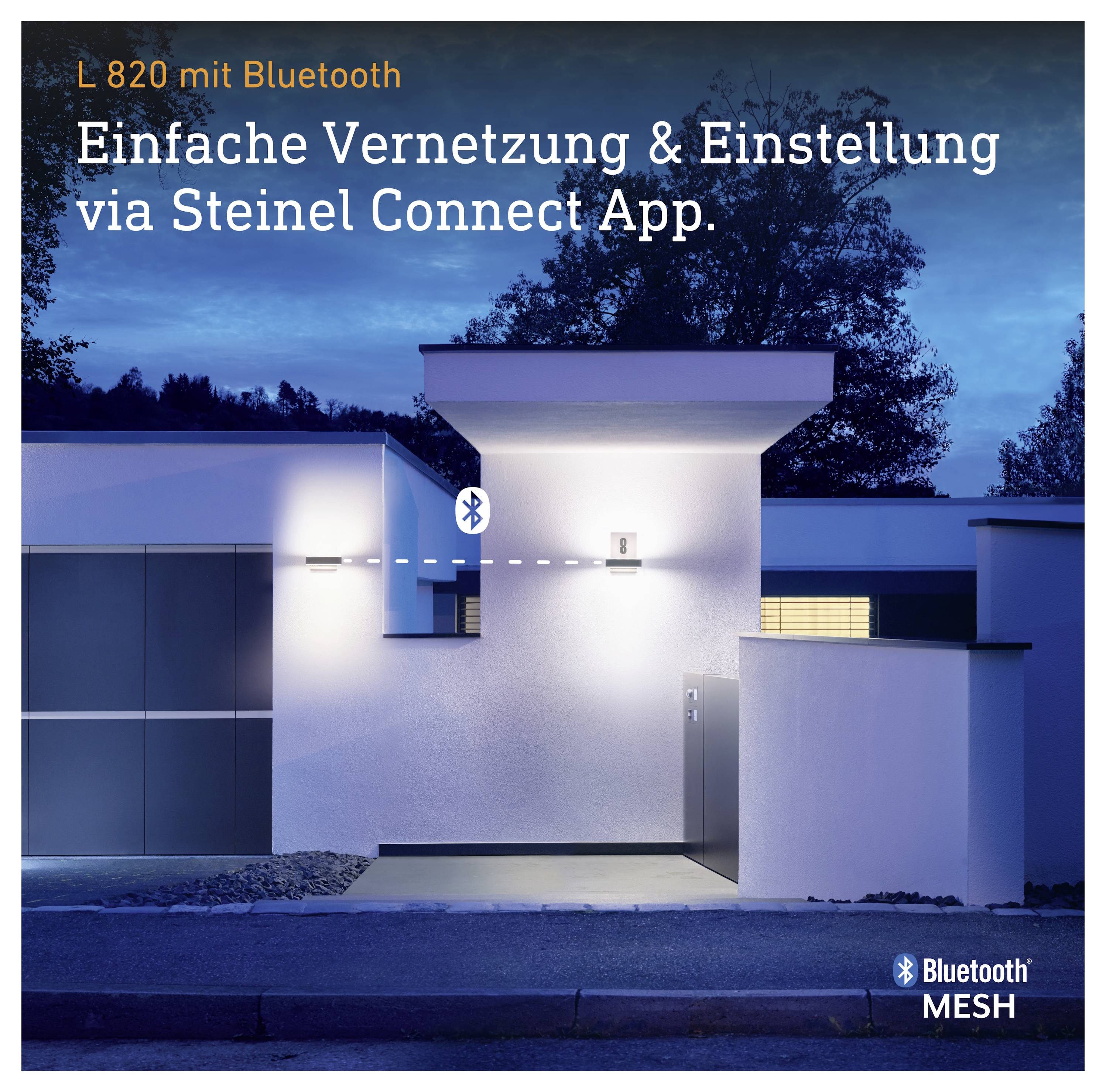 Reklamný obrázok moderného domu v noci s odkazom na "L 820 s Bluetooth" a jednoduchou sieťovaním cez aplikáciu Steinel Connect; je zobrazená technológia Bluetooth Mesh.