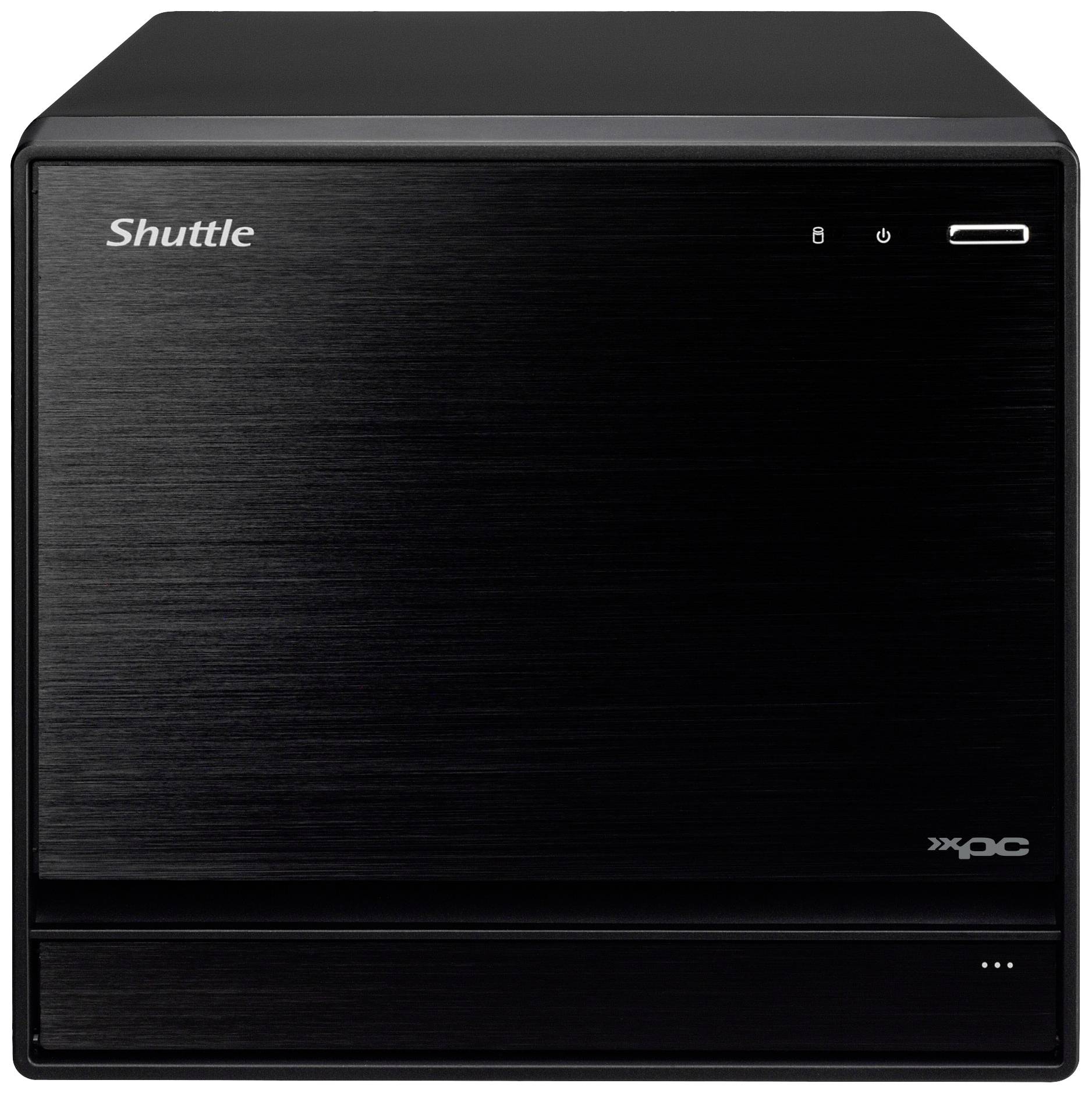 Malý, čierny shuttle PC s minimalistickým dizajnom. Na prednej strane sa nachádza logo a niekoľko pripájacích možností.