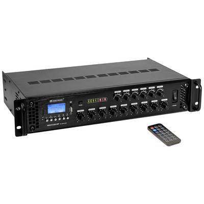 Čierny audiomixer s viacerými otočnými ovládačmi a digitálnym displejom. Vpravo vedľa neho leží diaľkový ovládač.