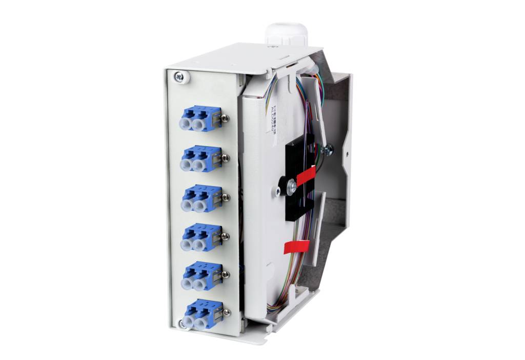Elektrické zariadenie s viacerými modrými prípojkami a káblami pripevnenými na boku. Vyzerá to ako rozvodná skriňa.