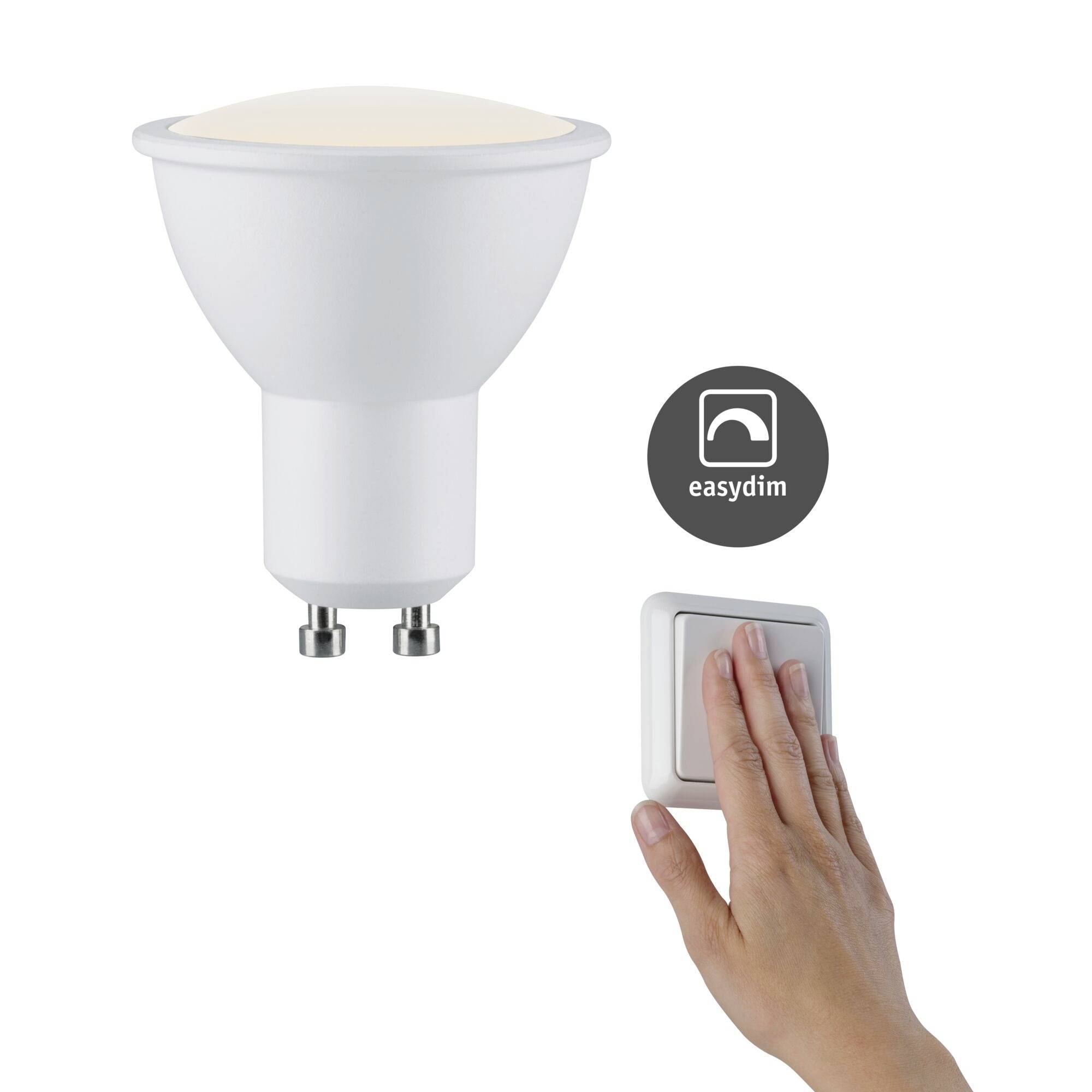 Ruka stláča vypínač, aby ovládala LED žiarovku v móde 'Easydim'. Žiarovka svieti tlmene.