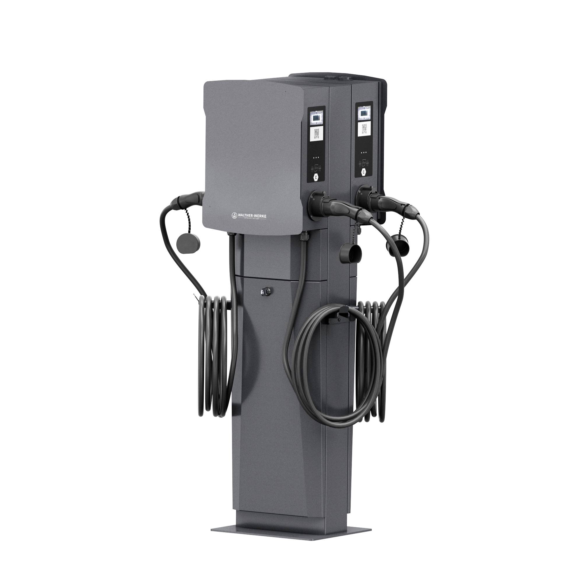 Dve elektrické nabíjacie stanice s káblami a zástrčkami, pripravené na nabíjanie elektrických vozidiel, umiestnené vedľa seba.
