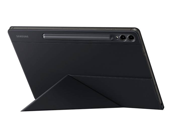 Tablet v čiernom obale, pohľad z mierneho zadného uhla. Viditeľný držiak na pero a dve objektívy kamery v pravom hornom rohu.