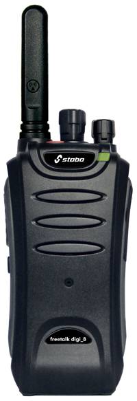 Čierna rádiová stanica s anténou. Hore je nápis 'stabo', dole 'freetalk digi_8'. Vľavo sú dva ovládacie gombíky.