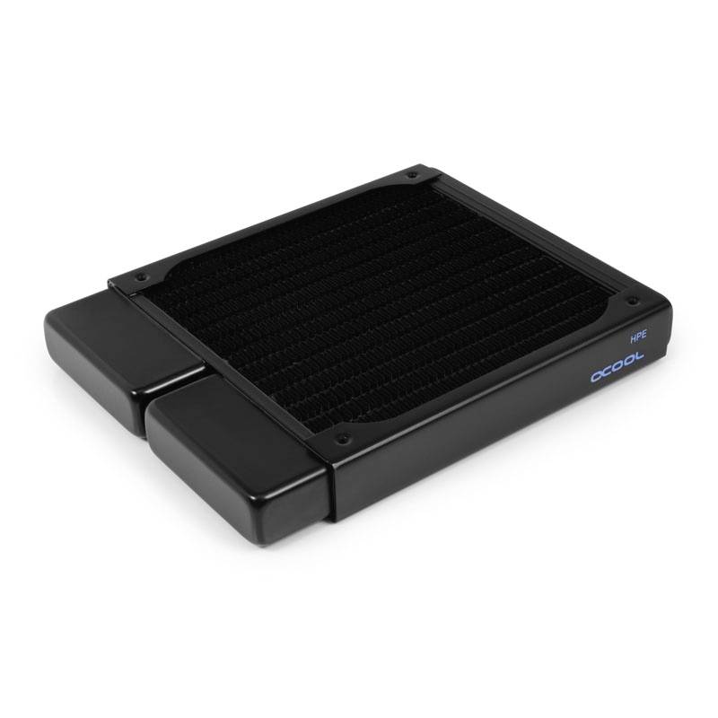 Čierny chladič s vetracou mriežkou a nápisom 'Alphacool HFE' na boku. Vhodný pre chladiace systémy počítačov.