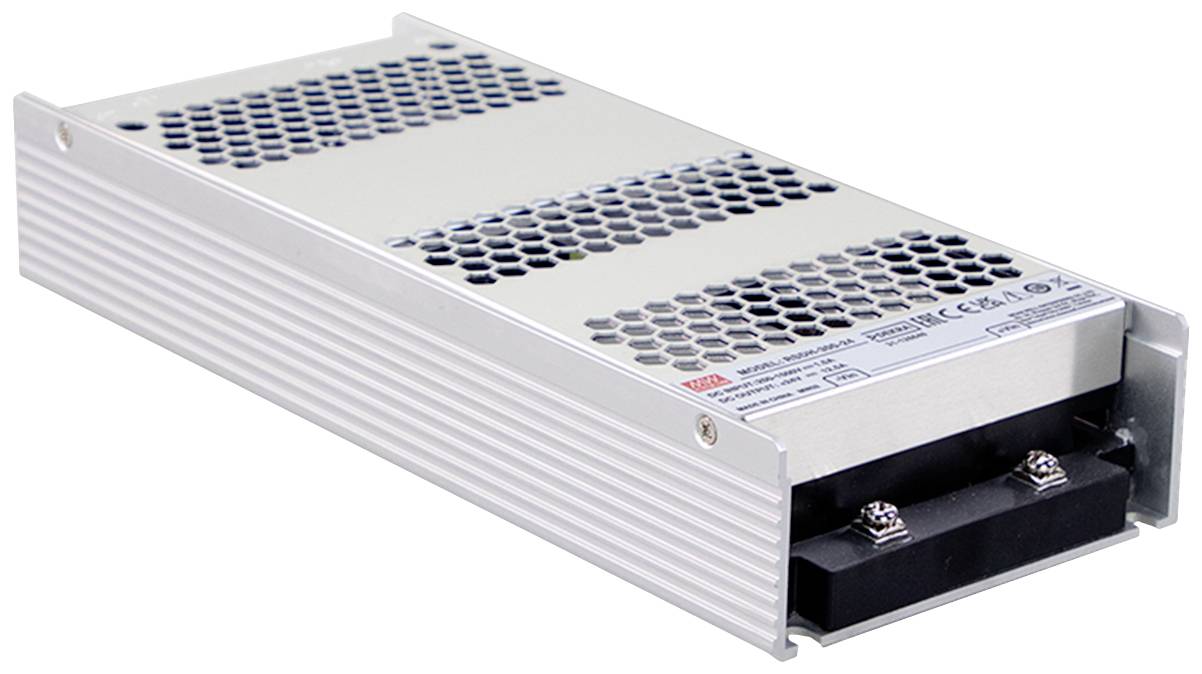 Obdĺžnikový strieborný kovový box s vetracími mriežkami a prípojkami na jednom konci. Pravdepodobne elektronické zariadenie.