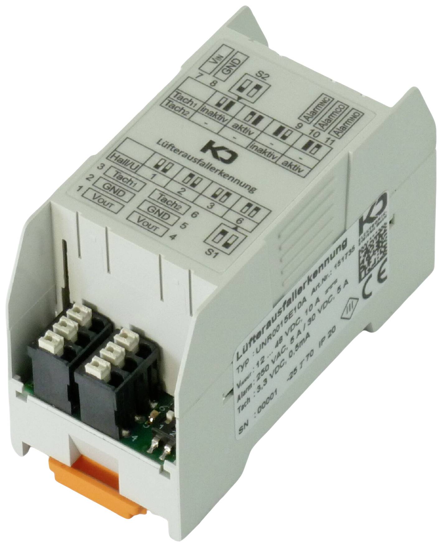 Elektronické zariadenie s viacerými prípojkami a štítkami. Nápis: 'Monitorovanie prúdenia vzduchu', výrobné informácie sú viditeľné.