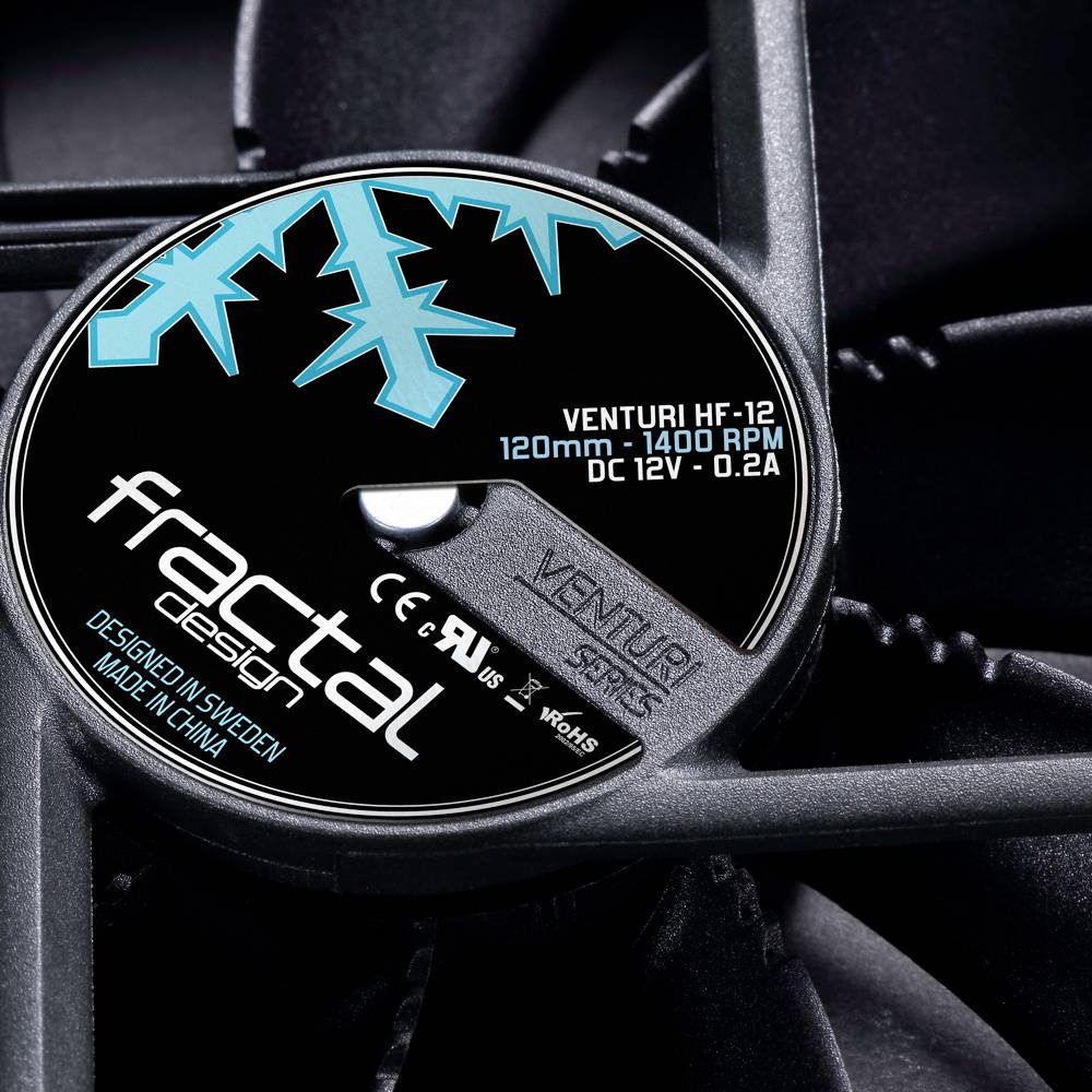 Detailný záber ventilátora počítača s označením 'Venturi HF-12, 120mm, 1400 RPM'. Výrobcom je Fractal Design.