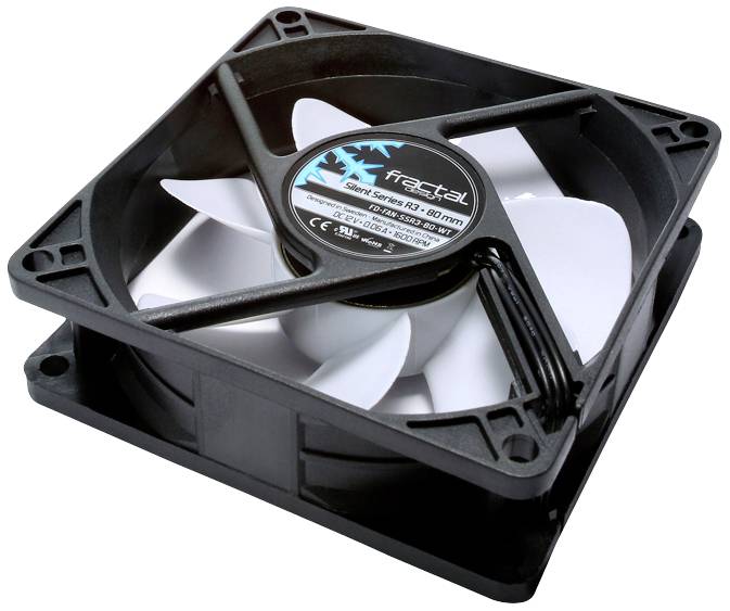 Čierny počítačový ventilátor s bielymi lopatkami, označený nápisom 'Fractal', ležiaci na hladkom povrchu. Vhodný na chladenie.