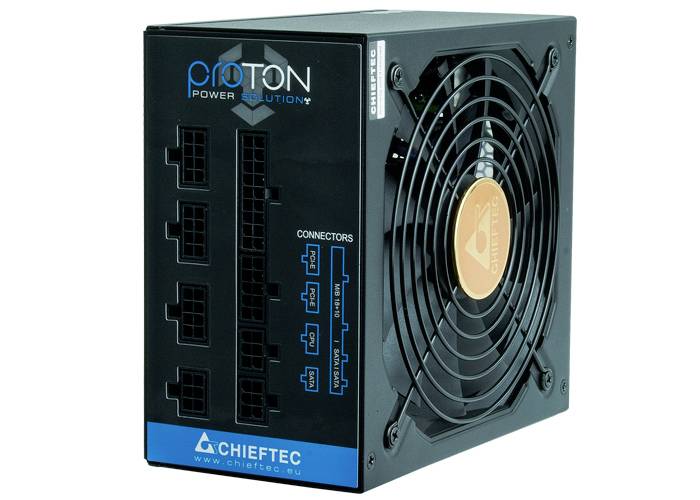 Čierna počítačová napájacia jednotka od 'Chieftec' s ventilátorom a viacerými konektormi na prednej strane.