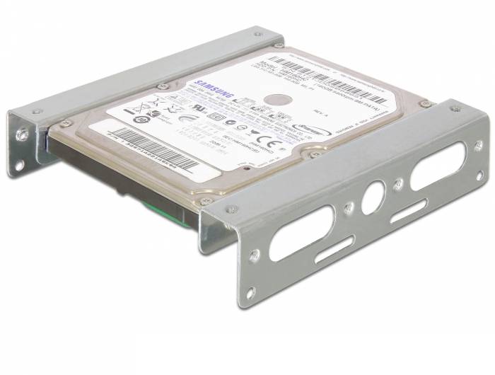 Pevný disk s kovovým nosičom, uložený vodorovne. Štítok s informáciami o výrobcovi a technickými špecifikáciami je viditeľný.