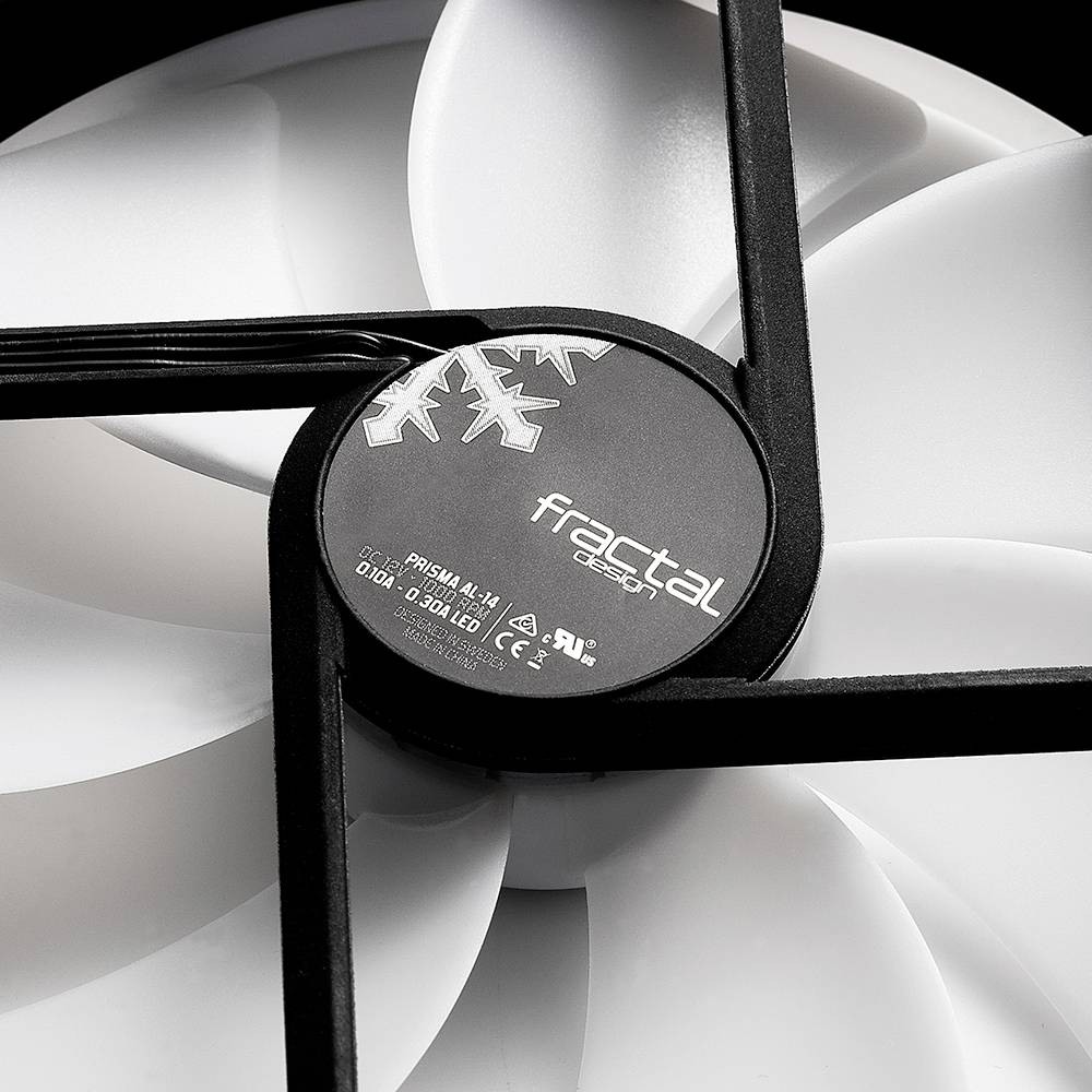 Detailný záber bieleho počítačového chladiča so značkou a logom 'Fractal' v strede. Lopatky ventilátora sú veľké a zreteľne viditeľné.