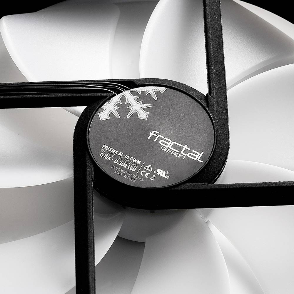 Počítačový chladiaci ventilátor s čierno-bielymi listami a logom 'fractal design' v strede krytu.