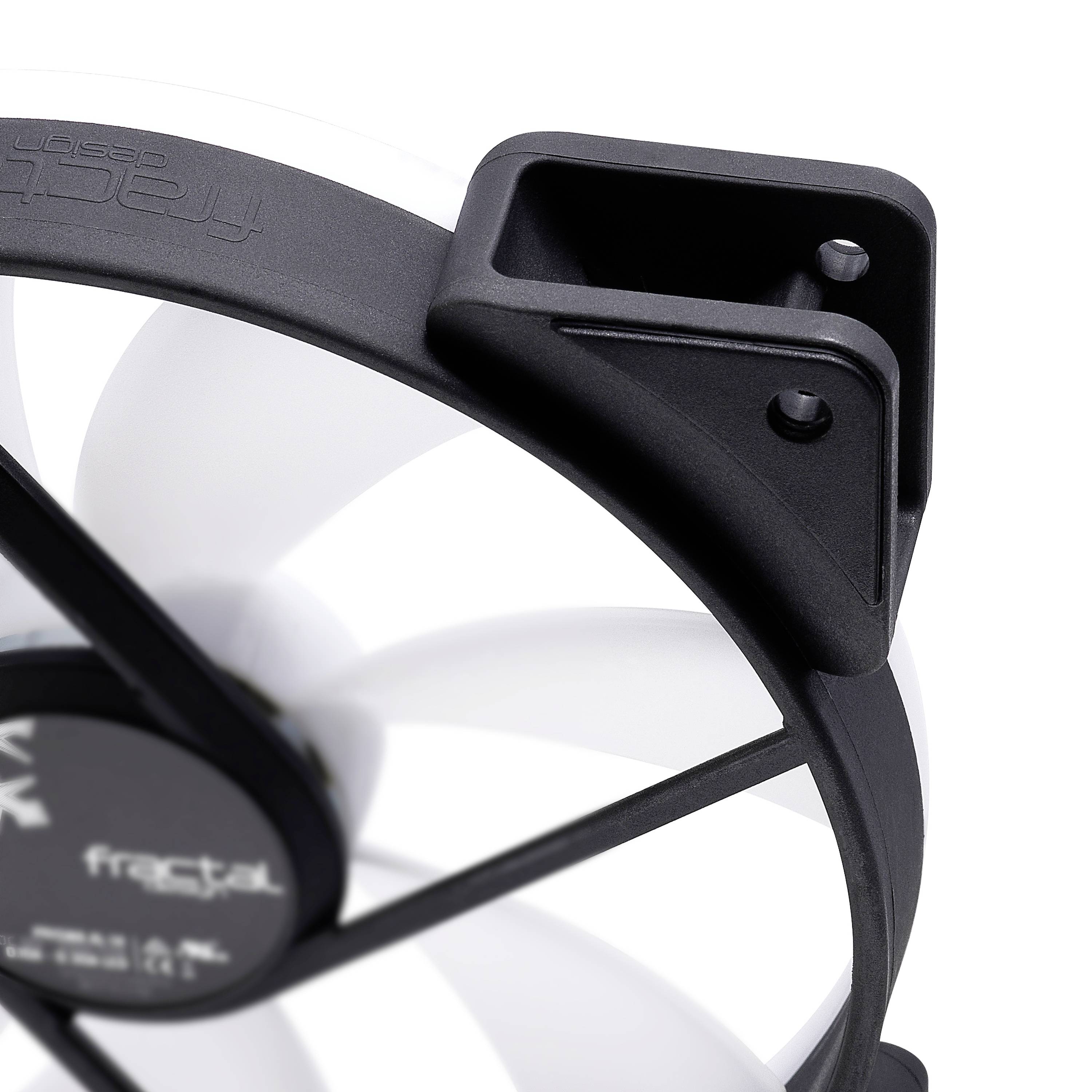 Detailný záber bieleho počítačového ventilátora s čiernym rámom, namontovaného v držiaku. Viditeľný firemný názov 'Fractal Design'.
