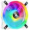 Počítačový ventilátor s RGB podsvietením v bielej farbe, ktorý sa otáča s farebnými svetlami.